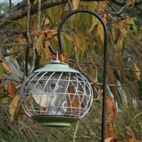 Upphängningskrok med mattsvart finish för fågelbord och trädgårdslyktor.